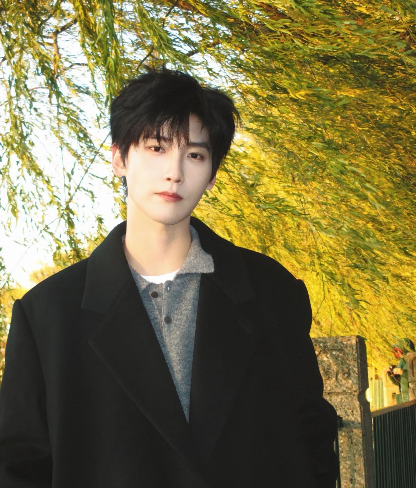 邢昭林机场被粉丝挤摔倒，大家还是要多注意安全啊，不要影响他人