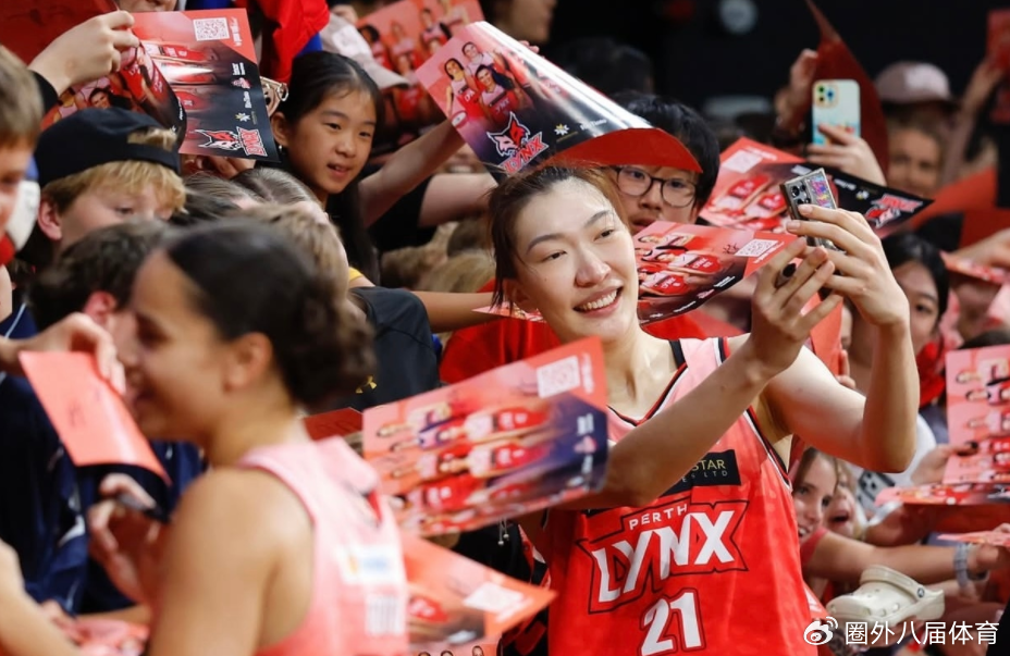 女篮第一中锋稳了？韩旭2战打破澳洲联赛纪录：上座率冲队史第一