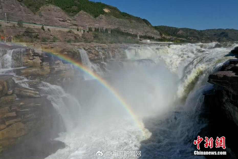 黄河壶口瀑布现清流飞瀑美景