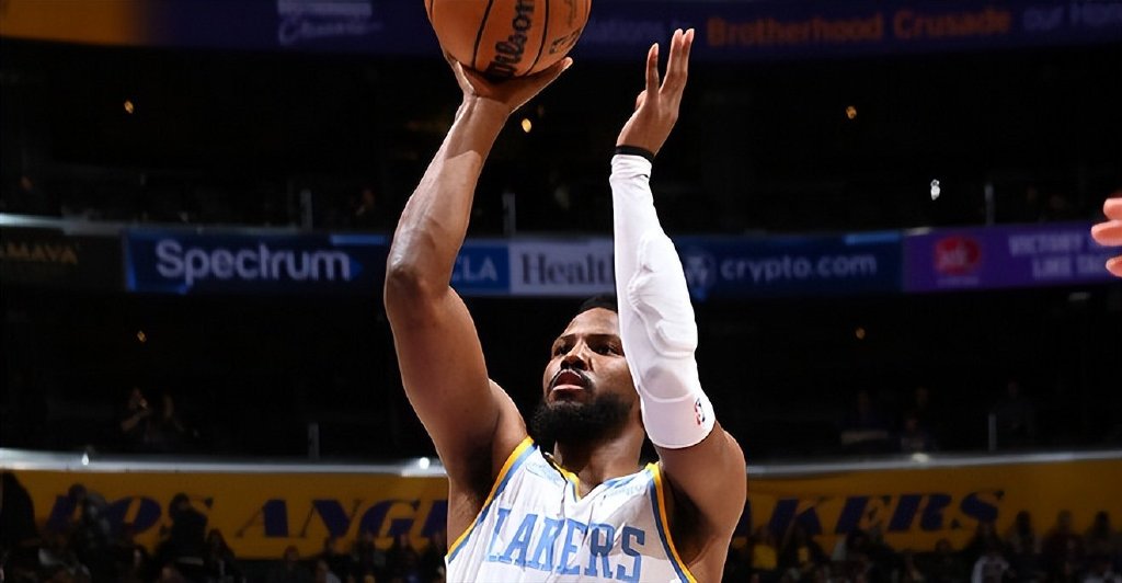 浓眉NBA直播中砍下40分15篮板统治攻防两端