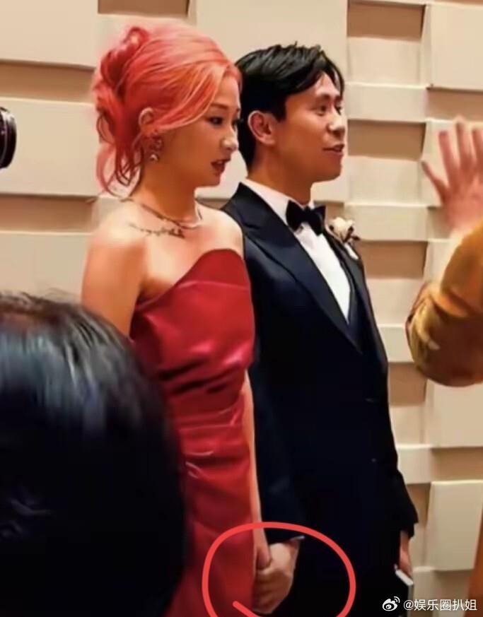 刘欢女儿刘一丝重庆大婚，红发造型亮眼