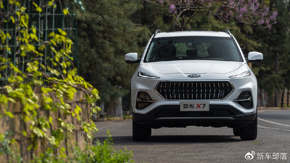 品质对标大众，外观激进内饰科技，江淮嘉悦X7上市8.28万起售