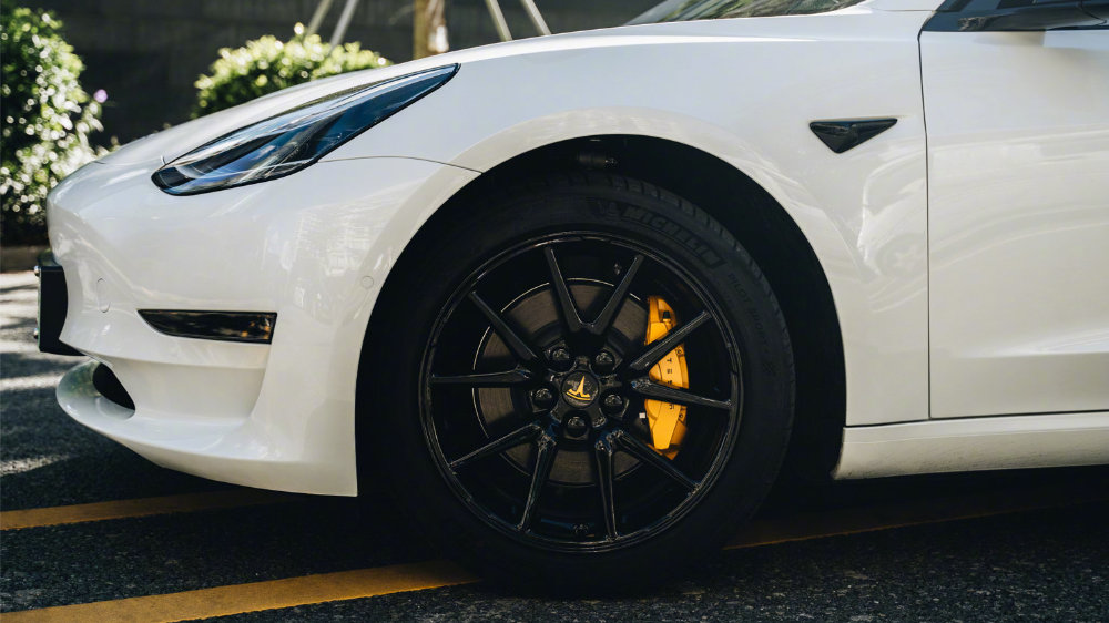 中外有别？国产特斯拉被曝缺少膝部气囊！客服：作用不大