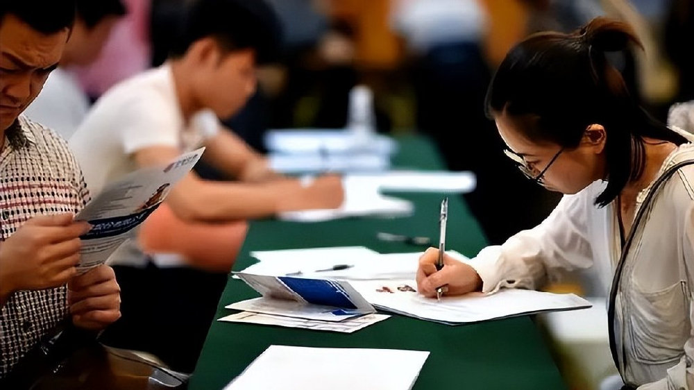 你好是利川招聘电梯工吗？