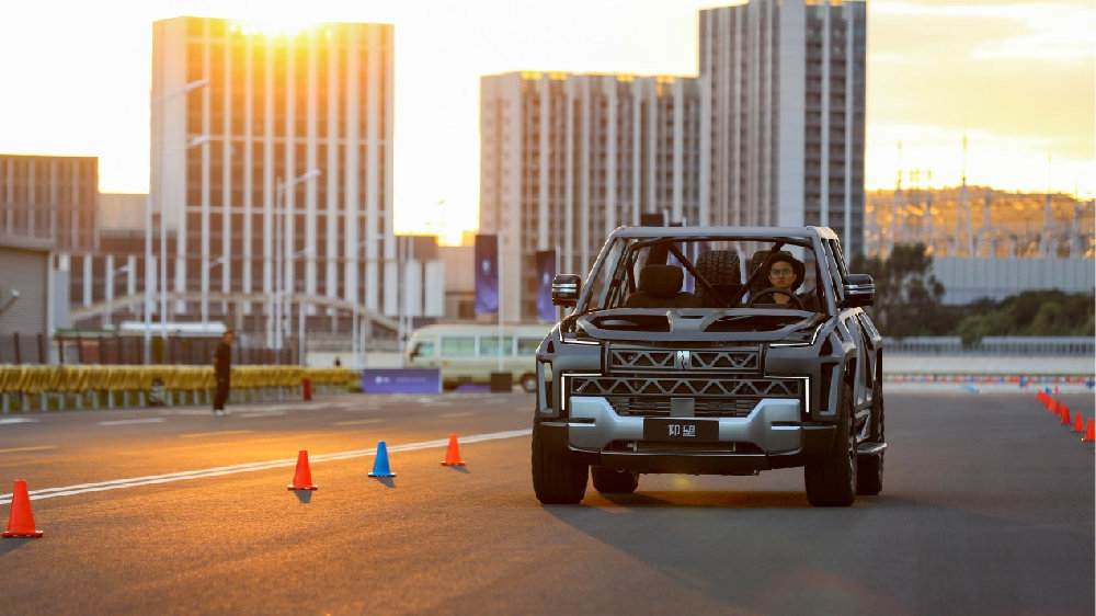 安全冗余，绝不多余！易四方概念车来了，驱动、制动、转向三合一