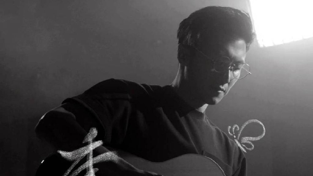 谢霆锋重编版《香水》上线 邀欧阳娜娜合作演绎新经典