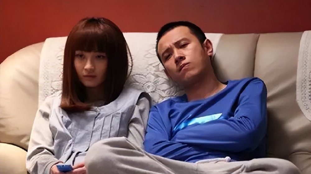 文章开奔驰大G出行，副驾驶疑似姚笛？