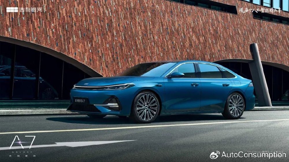 4.9米车长，百公里馈电油耗2.67L！这款插混车才卖8.18万