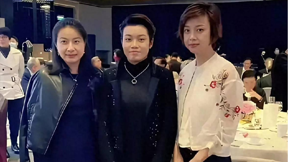 一查吓一跳！能让郭晶晶、张怡宁合照当绿叶的，原来是个“隐世高手”