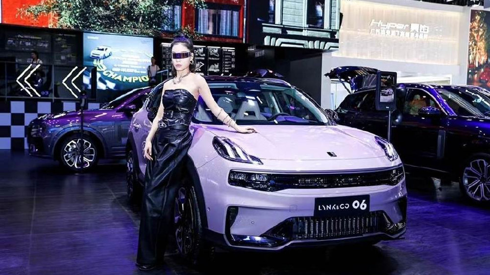 去年的郑州国际车展，大家还记得吗？  “红衣大叔”周鸿祎与AI赛娜