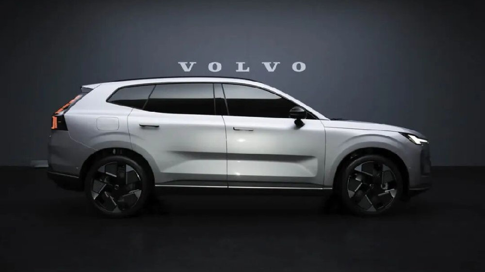 沃尔沃XC70：5.28秒破百+ 1500km 续航，26 万级豪华混动“全能王”？