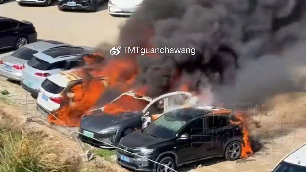 宁德阿维塔06起火致8车焚毁 车主称购车仅一个半月