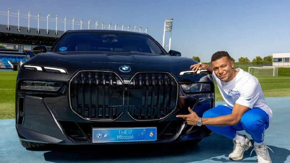 姆巴佩开上了宝马7系！皇马一线队全员换新宝马！