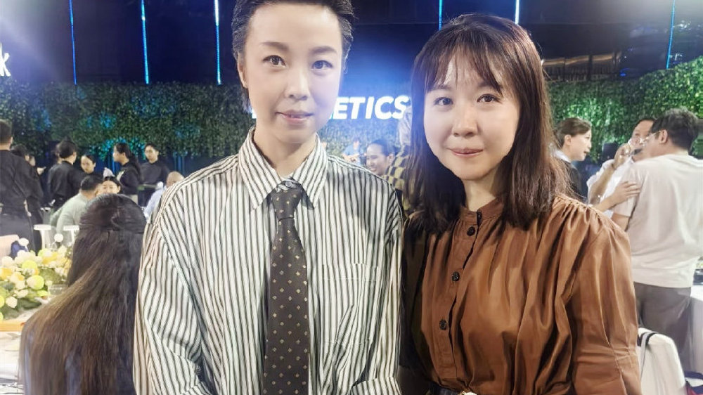 44岁张怡宁太飒了，穿条纹衬衫配时髦发型太帅，邓亚萍也被比下去