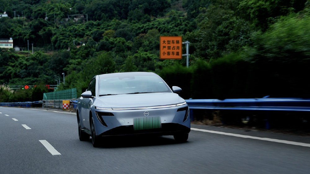 高速实测东风日产N7顶配：底盘风格反差、续航打7.4折