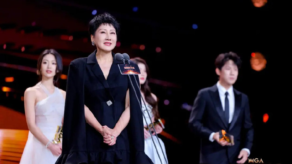 女性穿搭与年纪无关？63岁张凯丽穿黑丝，大胆撕开社会遮羞布