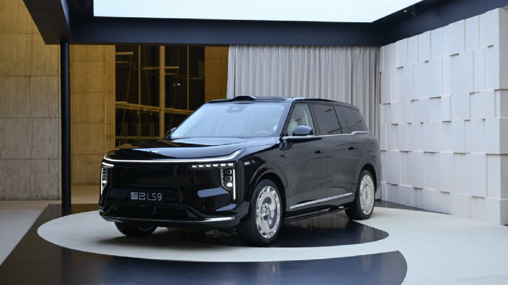 纯电续航超400km，还配有车内地暖系统：智己LS9 32.28万元起售