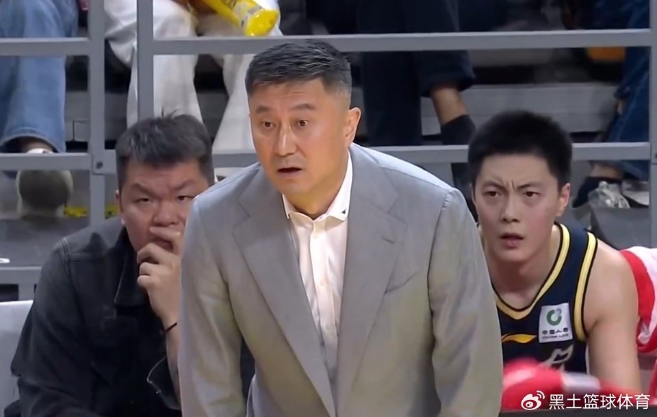 杨鸣：杜锋4个月前还是全运会冠军 但达不到球迷预期争议就立刻出来