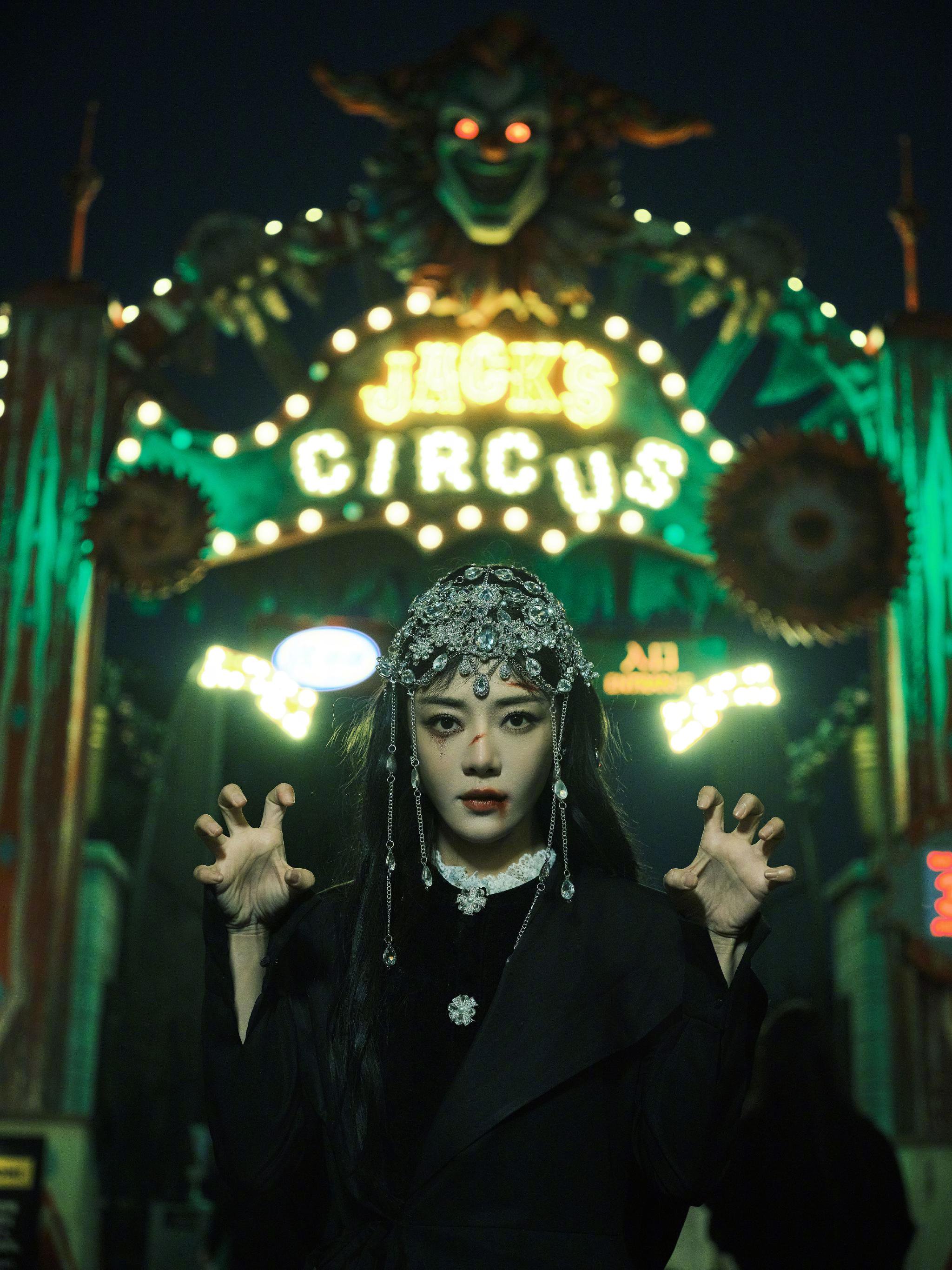 邓家佳万圣节暗黑女巫造型曝光，血妆斗篷氛围感十足