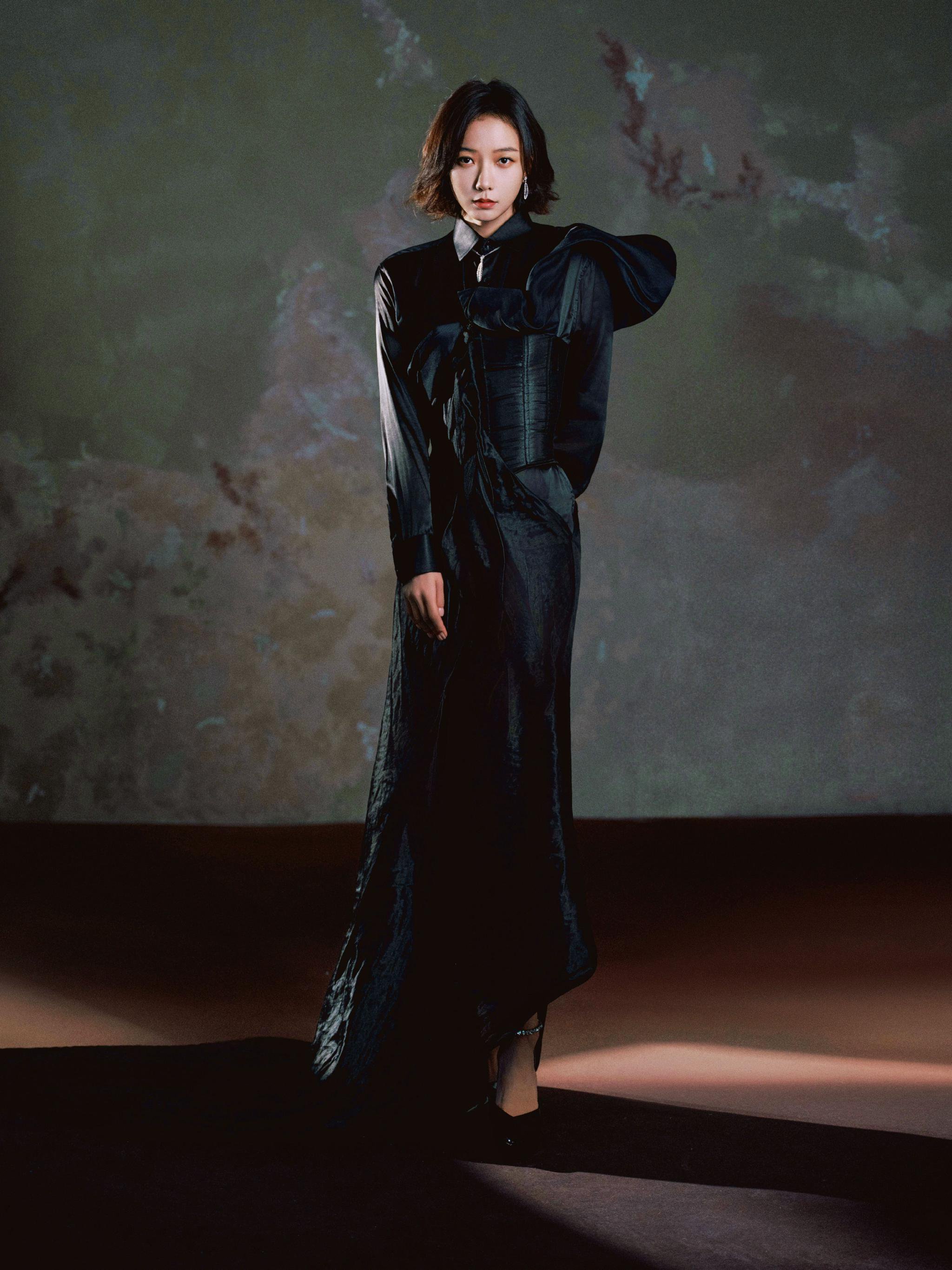 王珞丹亮相2025金鸡百花电影节闭幕式，从获奖者到颁奖人跨越十二年