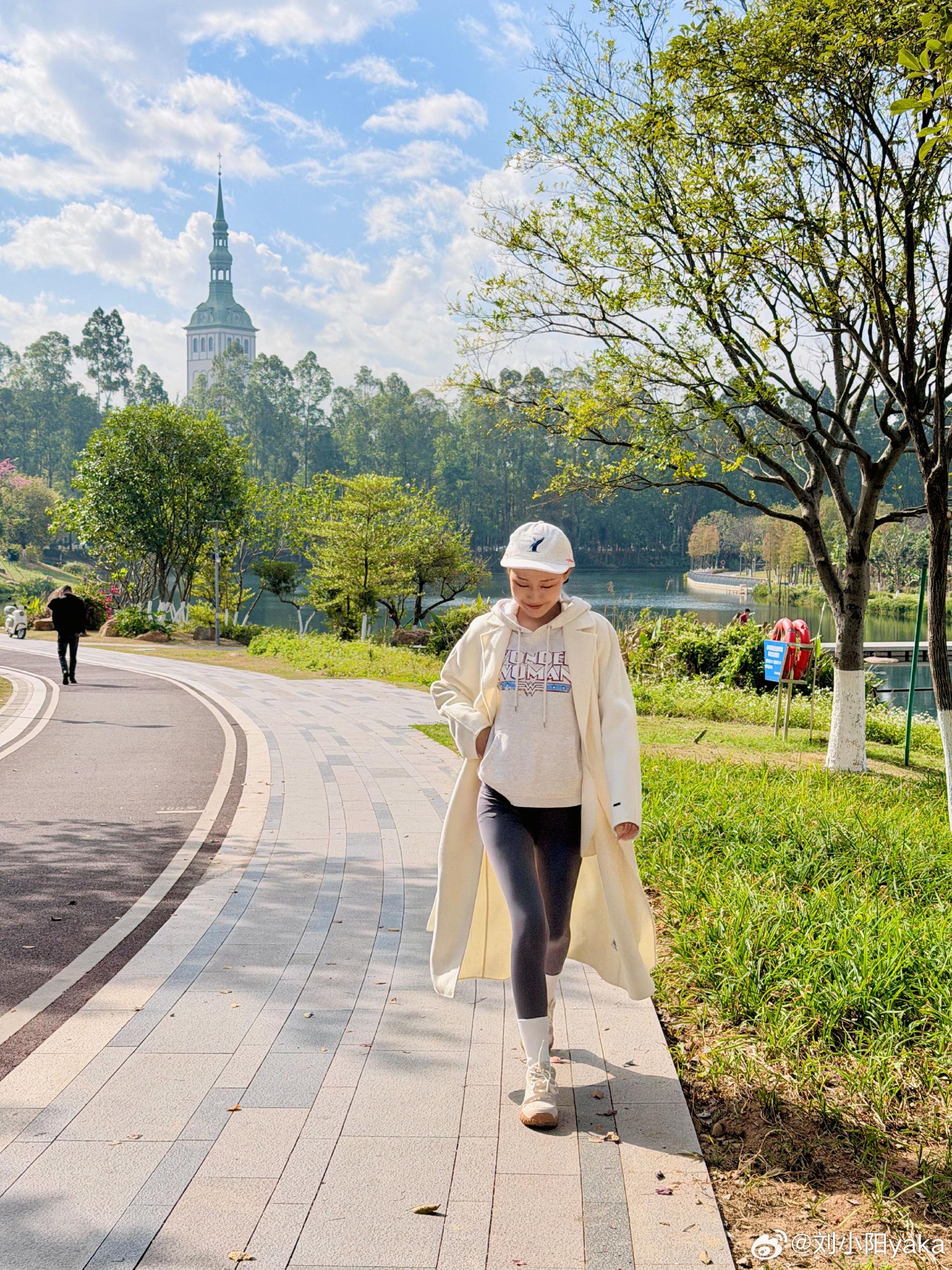 广东降温博主穿大衣运动鞋出镜，获赠保时捷礼物