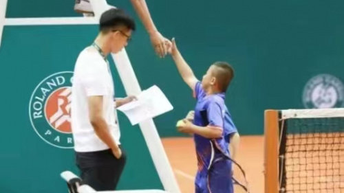 运动健将中国网球运动员王威然，在网球赛场上挥洒汗水