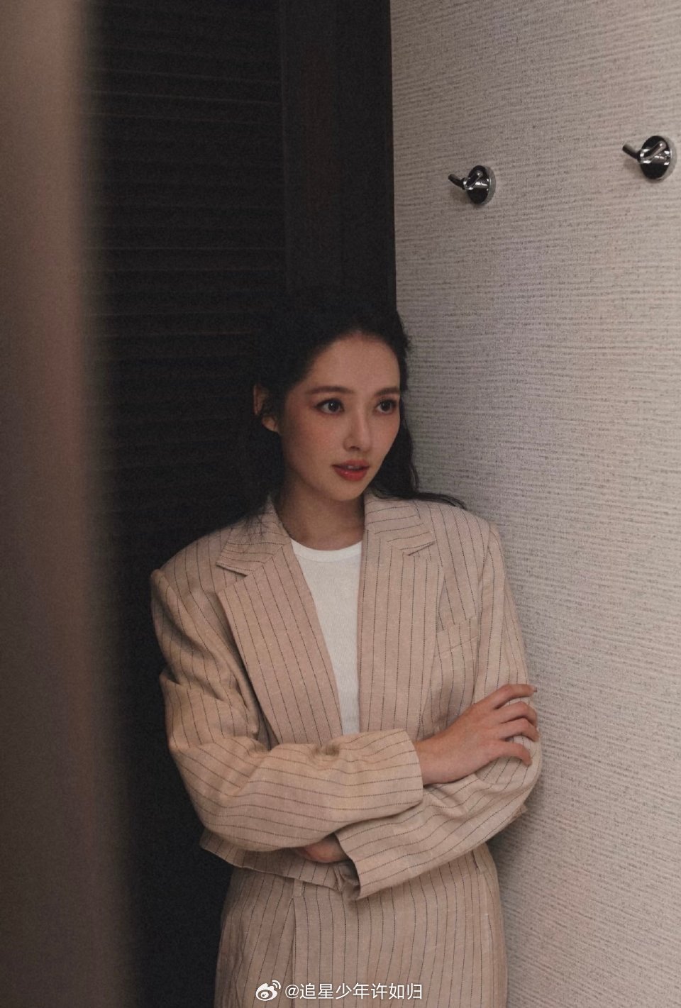 郭碧婷仙气礼服亮相脱口秀首秀，与向佐接力登场