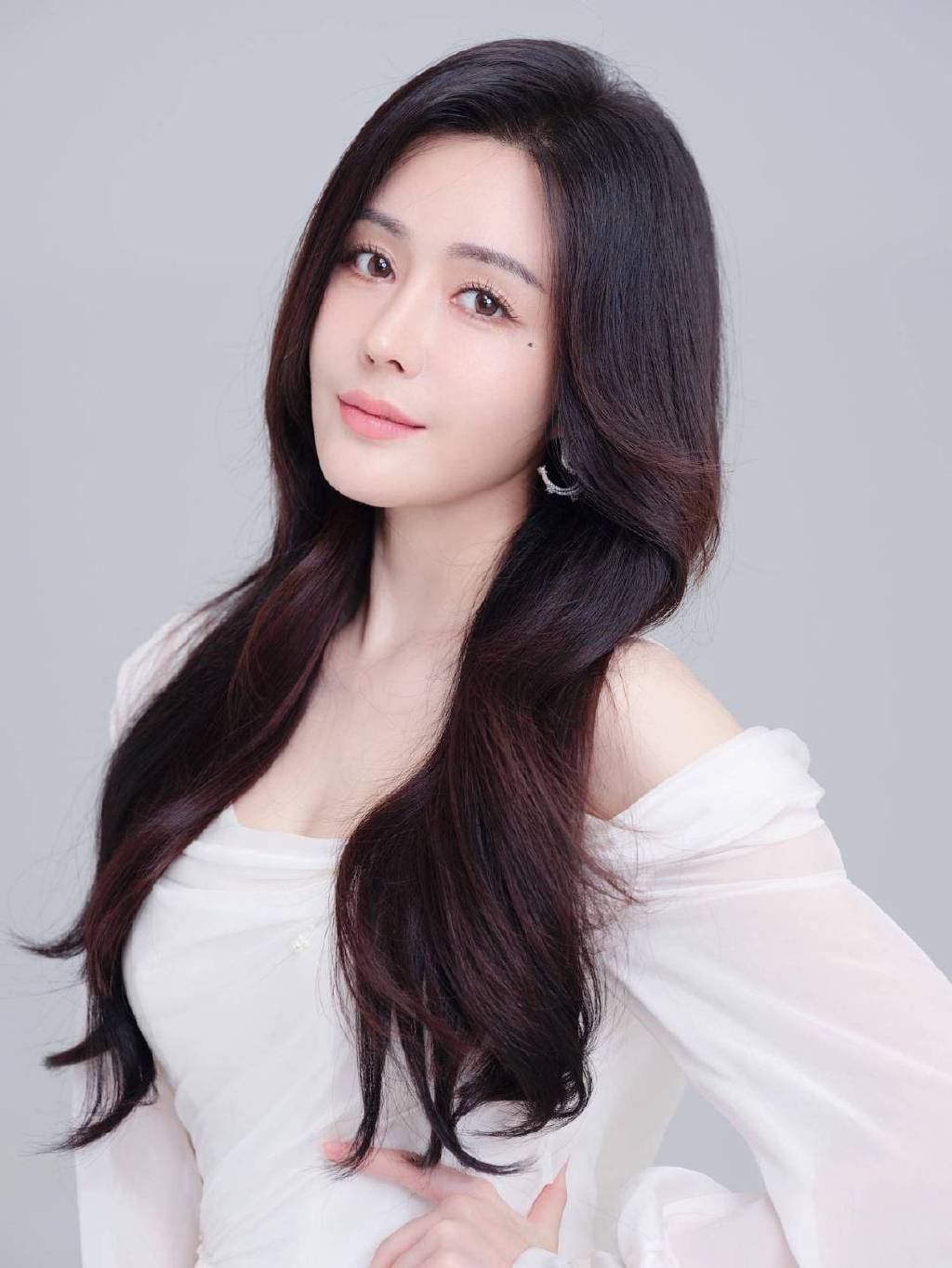 《爱的二八定律》开播 汤晶媚演绎“职场白骨精”