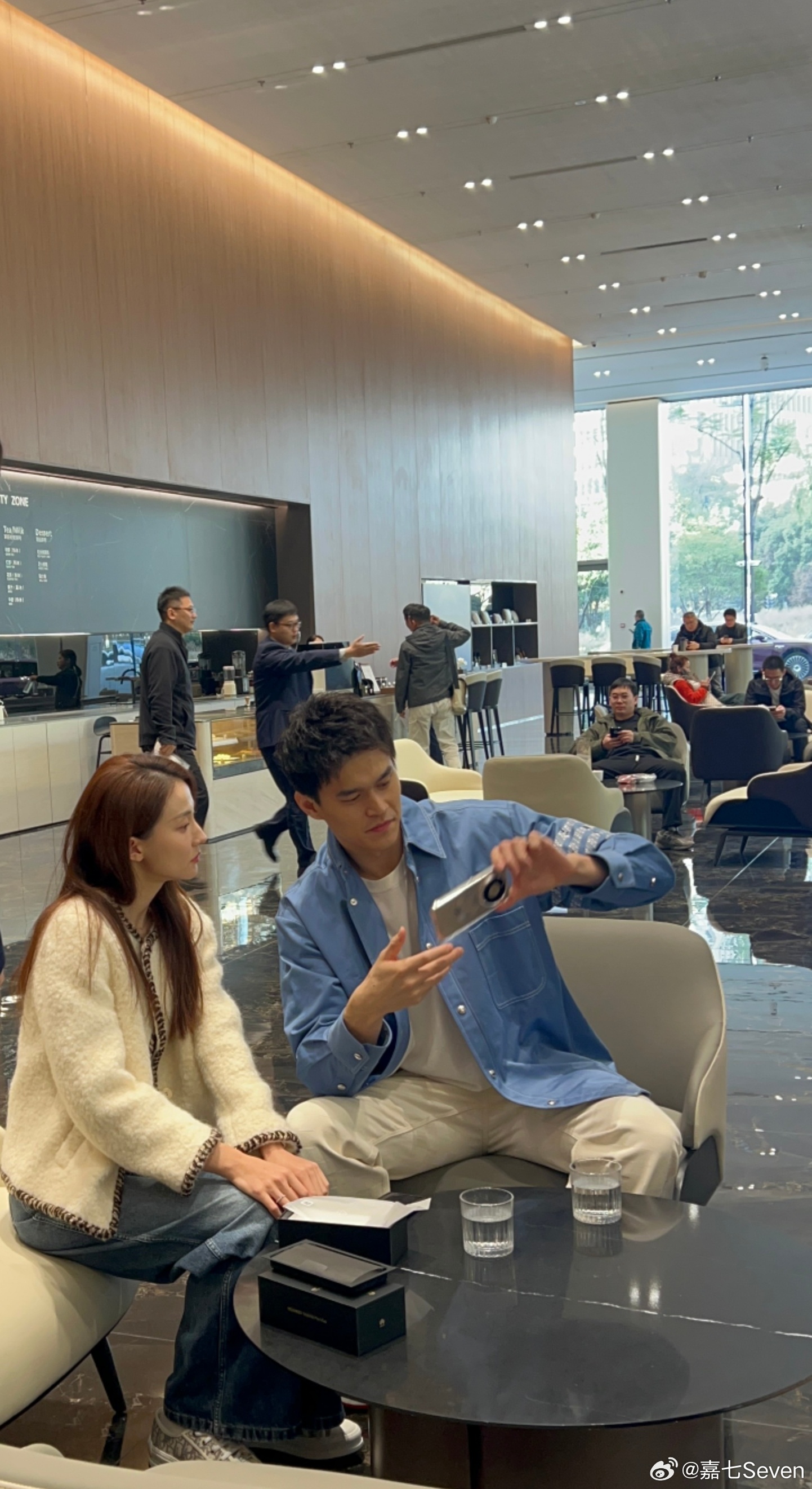 孙杨夫妇现身华为门店体验Mate80系列