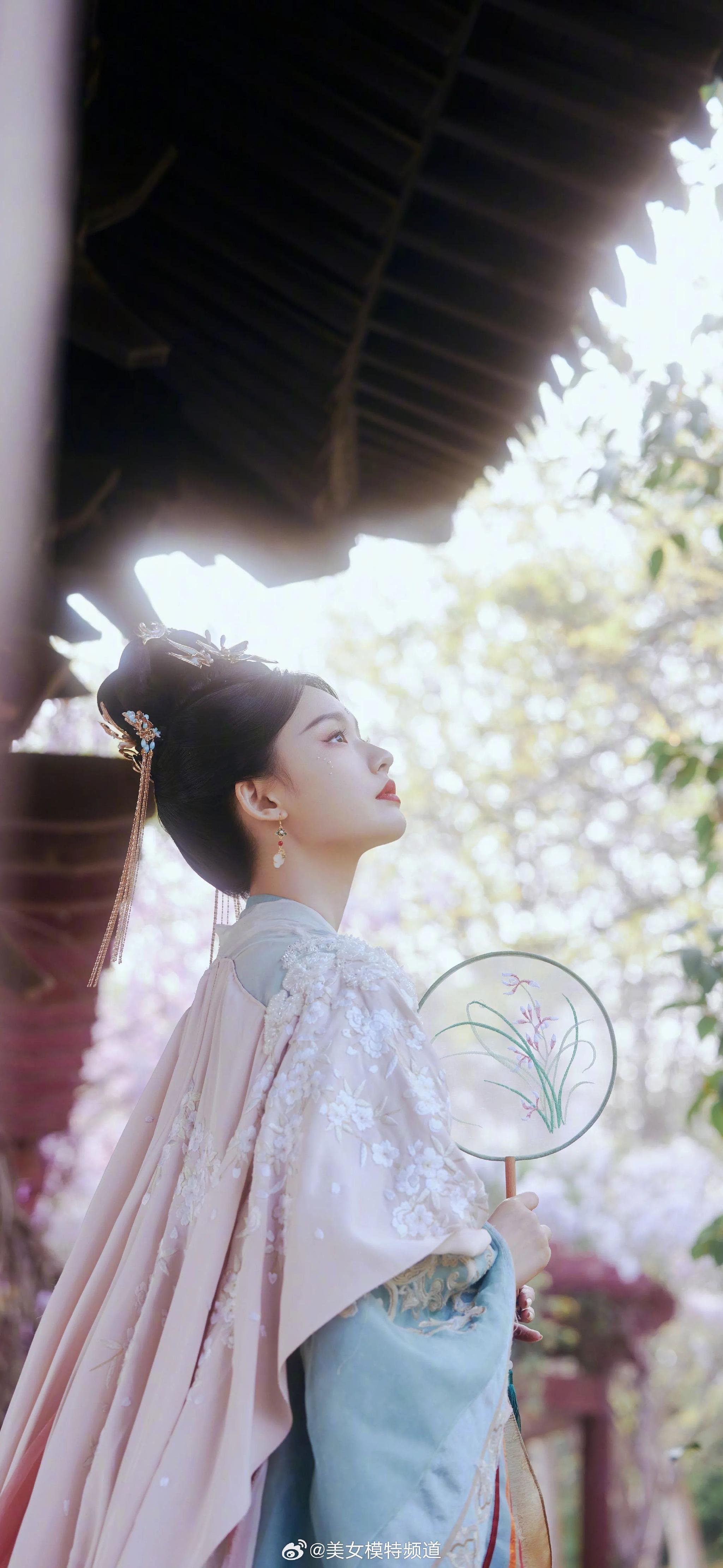 林允宋服轻盈柔美