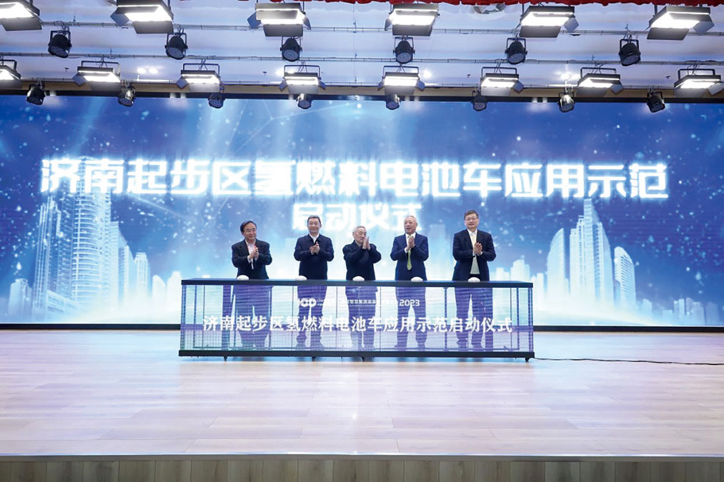 首批“氢腾”燃料电池重卡交付济南起步区