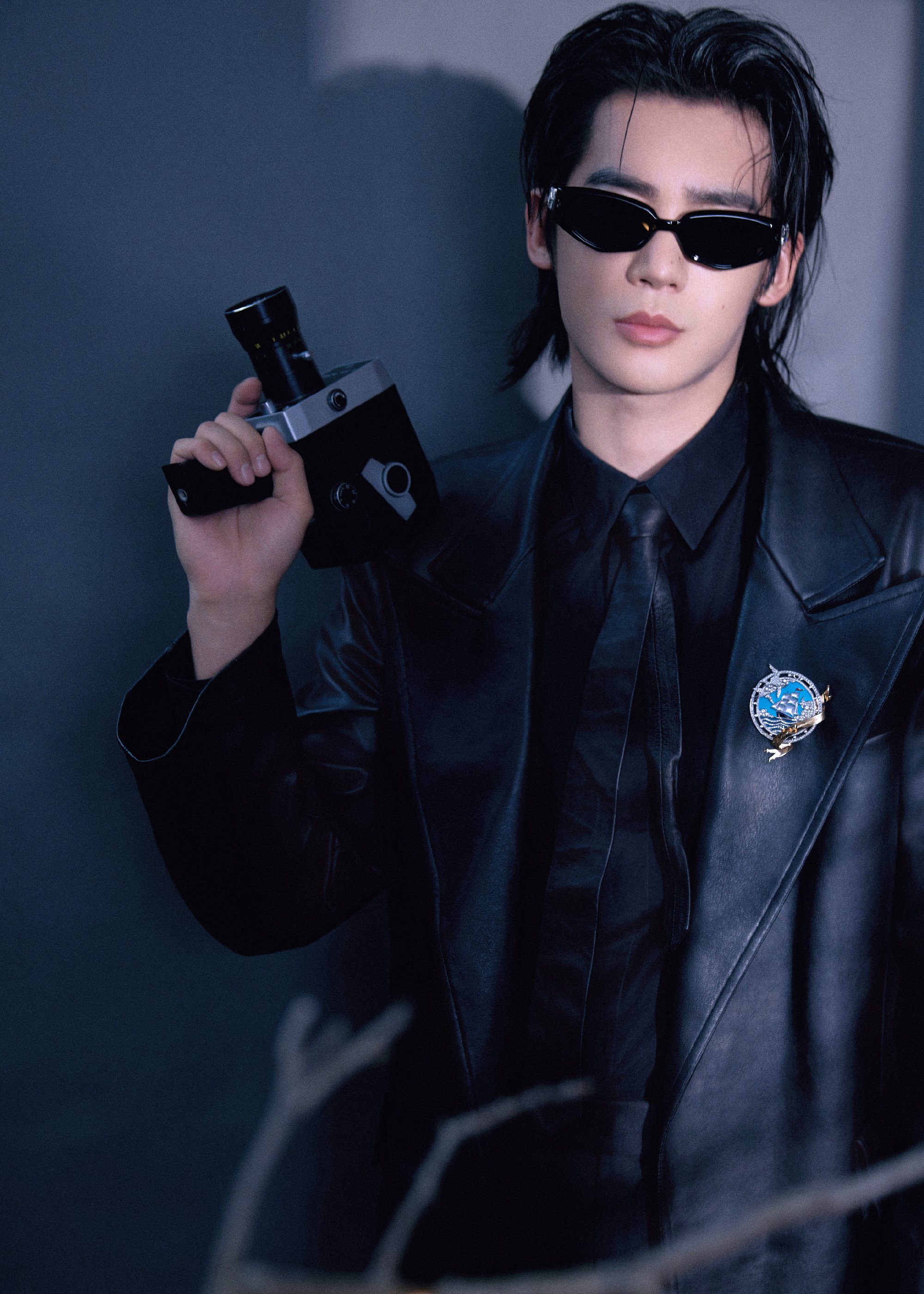 于适出发微博之夜，湿发大背头造型好飒，是电影里走出来的男主吧…