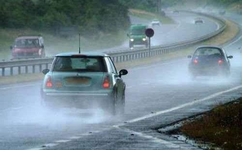跑高速时天降暴雨,还要继续开吗?交警:这都不懂,驾照买的?