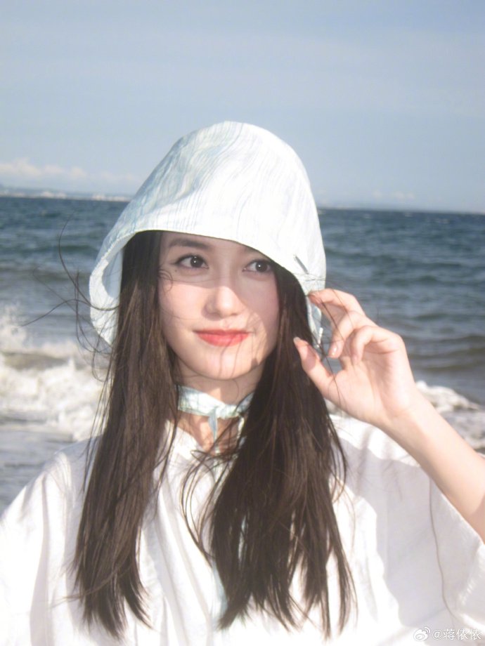 蒋依依发布15张夏日海边随拍plog