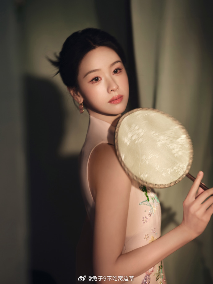 陈都灵网络视听盛典粉旗袍团扇造型诠释东方美