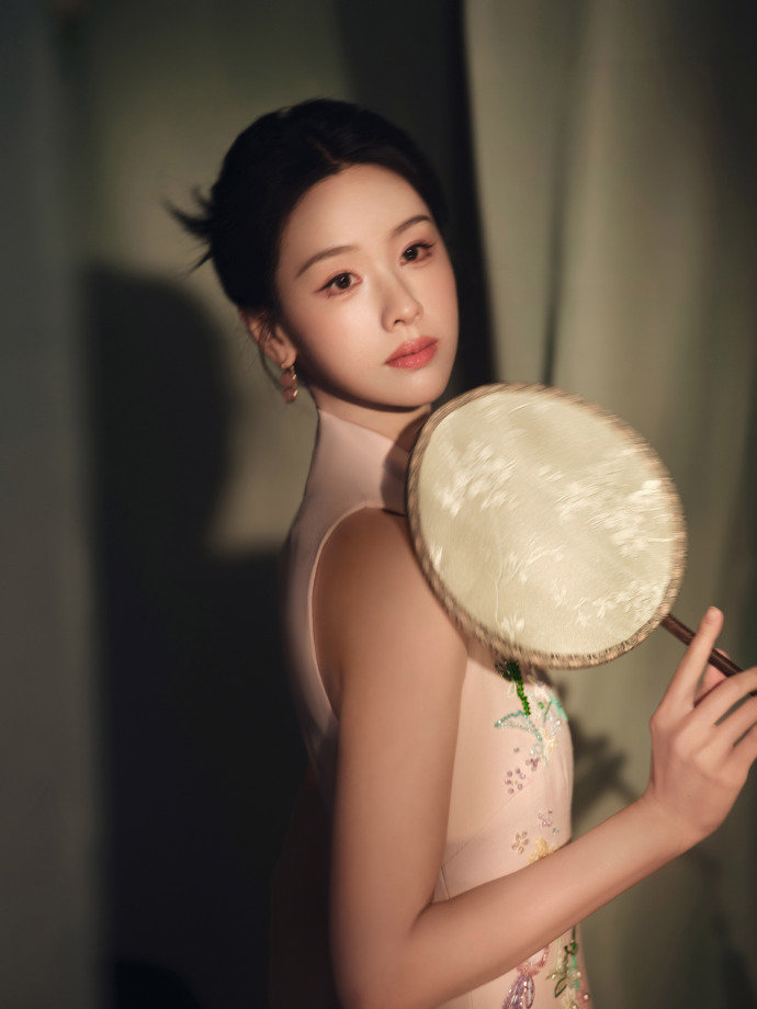 陈都灵穿粉色旗袍亮相舞台