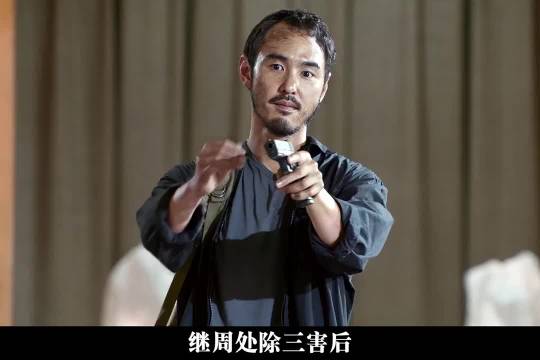 高铁极速行驶中，乘务员却打开车门，让乘客纷纷跳车！