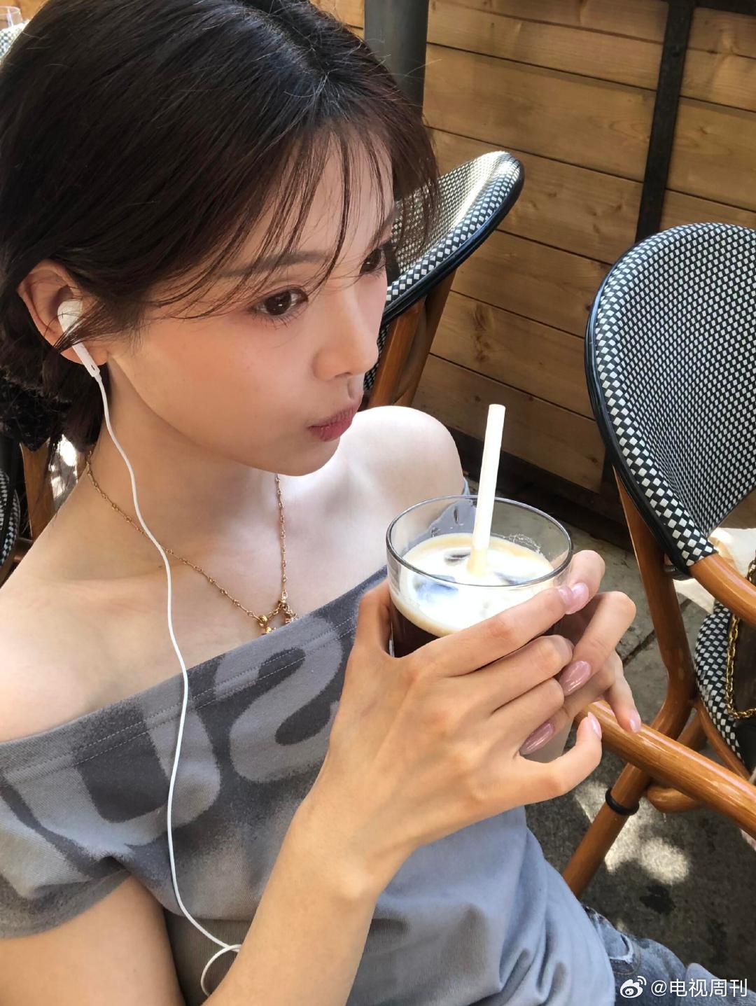 杨超越用餐刀反光打光，自己化妆弄头发
