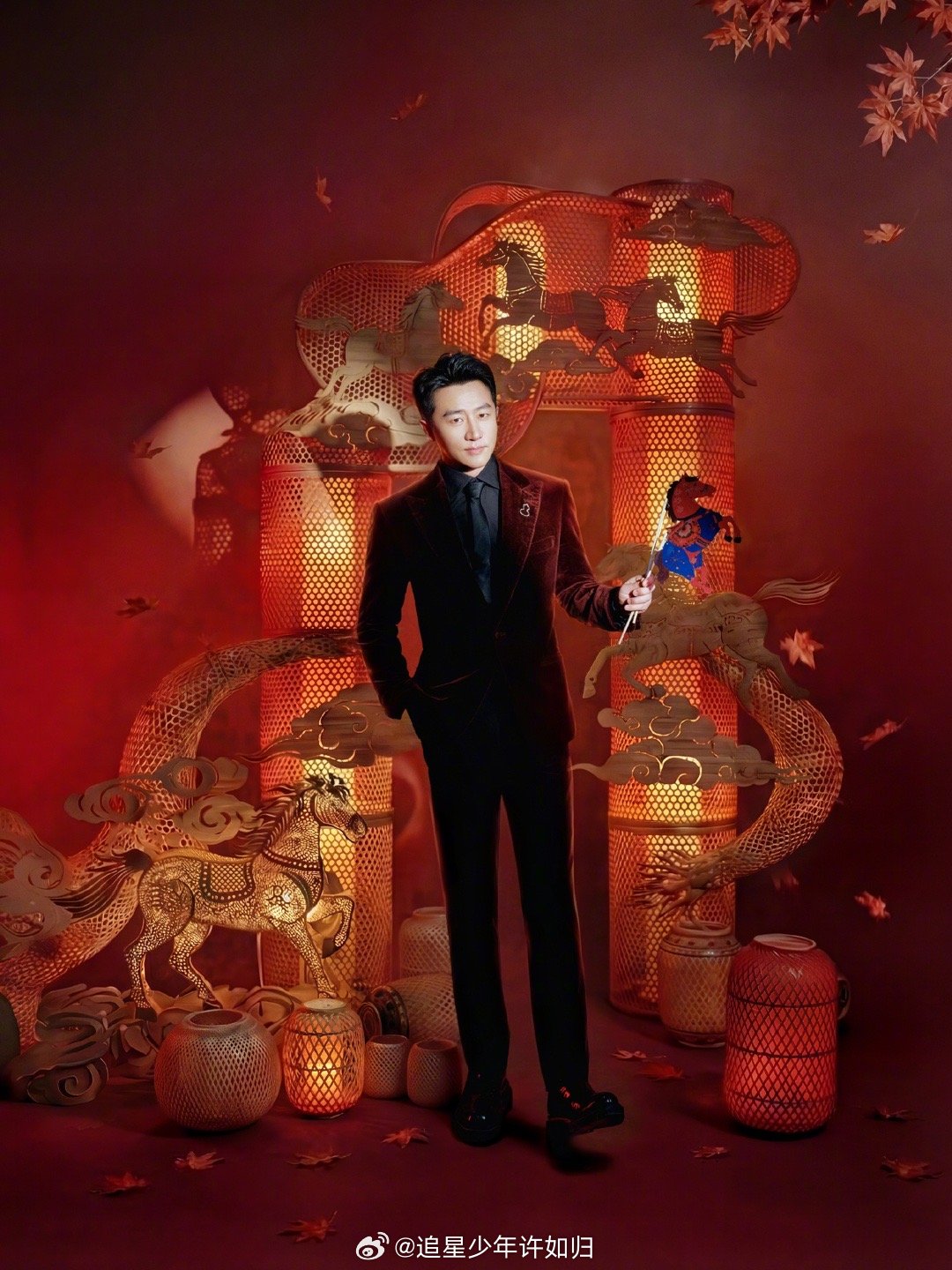 黄轩酒红色丝绒西装亮相，复古矜贵迎节日