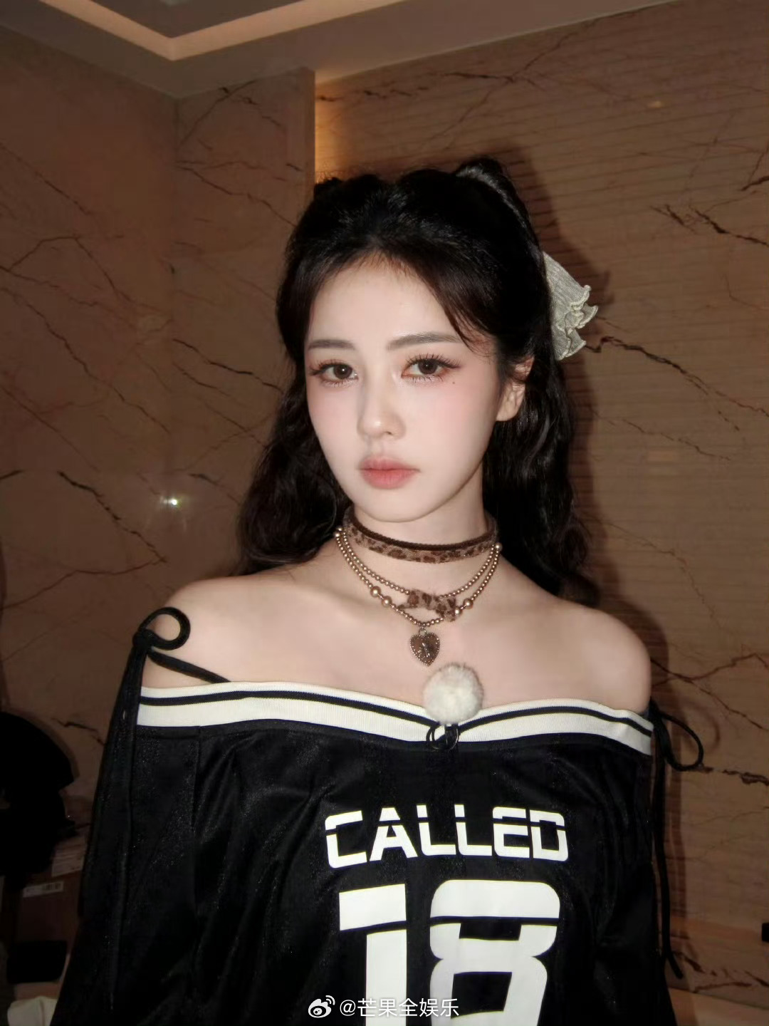 白鹿跑男造型惊艳，与小猫互动萌翻网友