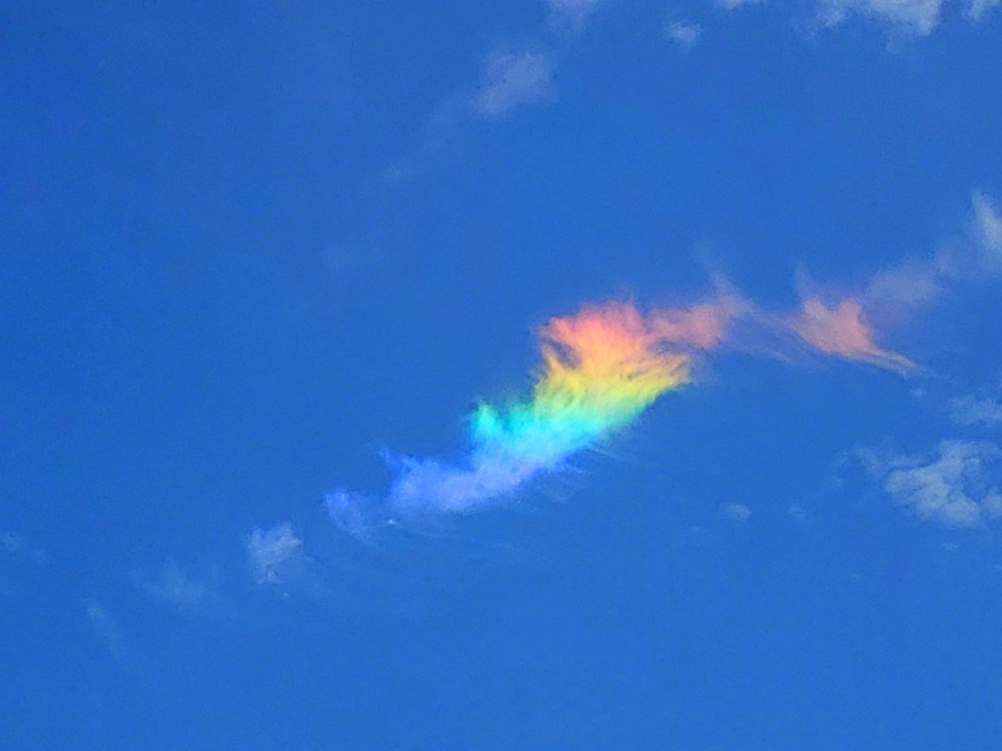 日本天空上方的彩虹云,据说看到的人一天都会有好运气