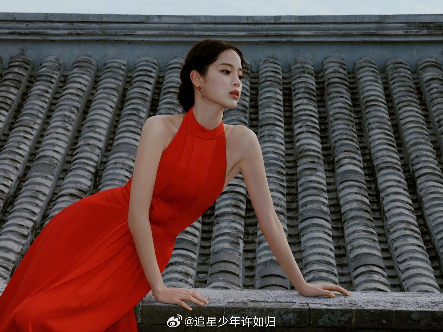 欧阳娜娜春晚造型曝光，挂脖红裙新中式刺绣年味十足