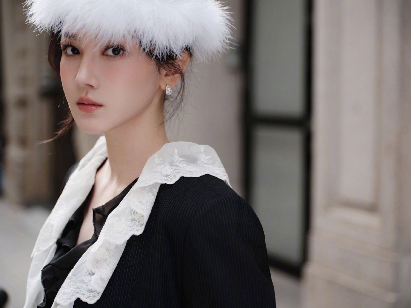 现身米兰时装周，温柔蕾丝混搭利落剪裁、经典配色将质感拉满