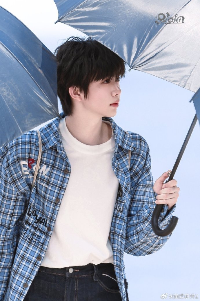 陈奕恒蓝色格纹衬衫造型曝光，清爽学长风治愈感十足