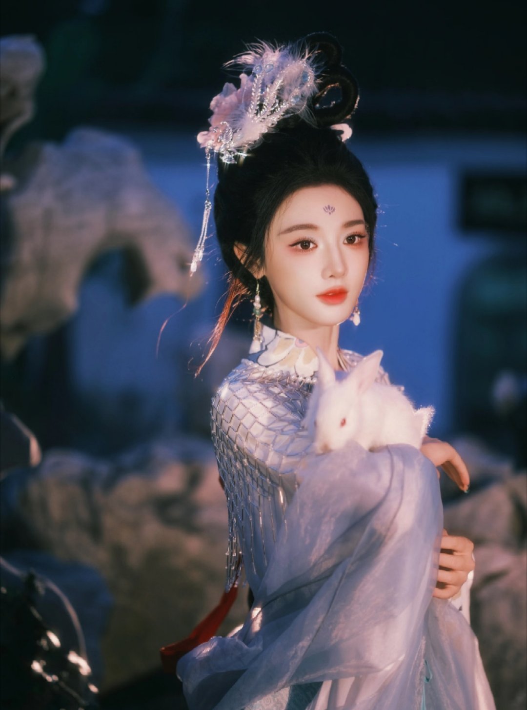 彭小苒古装造型惊艳，眉眼灵动仪态绝佳