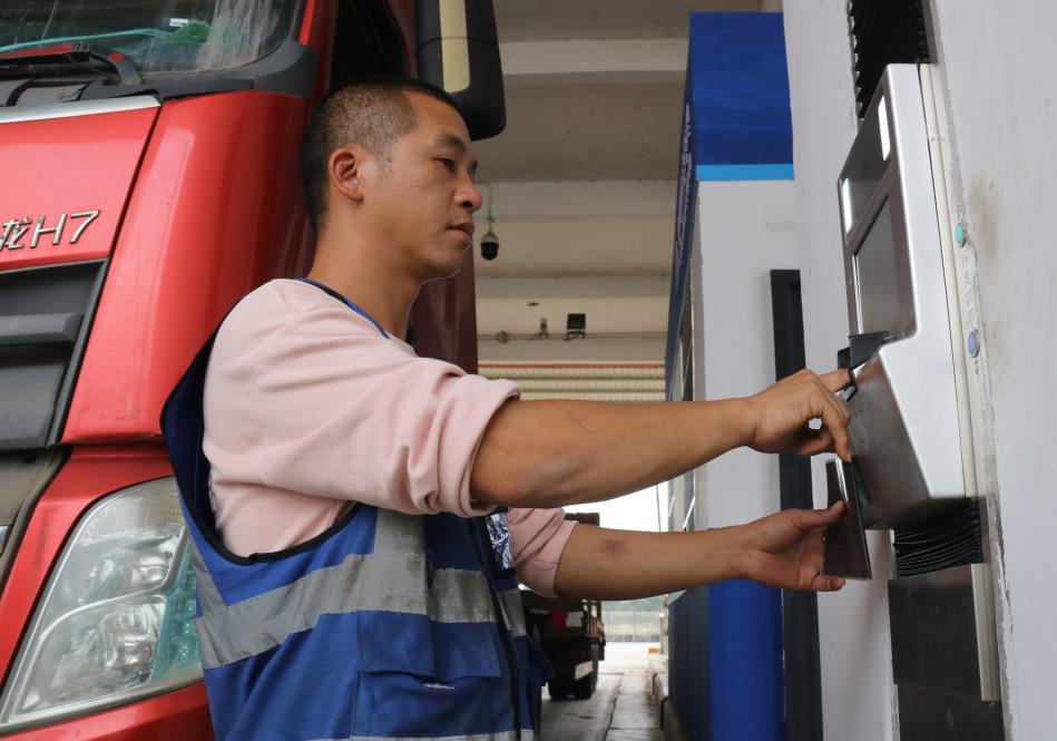 广西东兴边检站峒中分站赋能重型机械出口提质增效