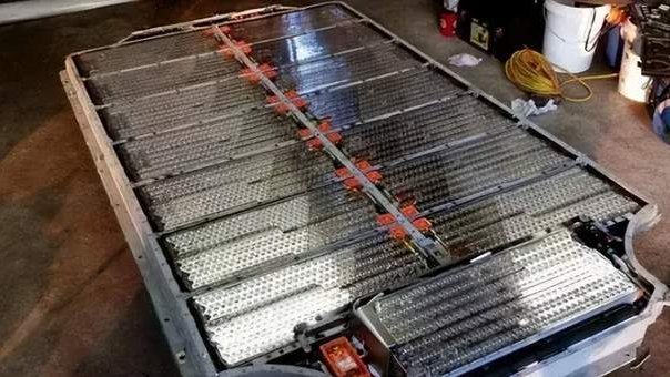 李斌的这句话，撕开了电车的“遮羞布”。