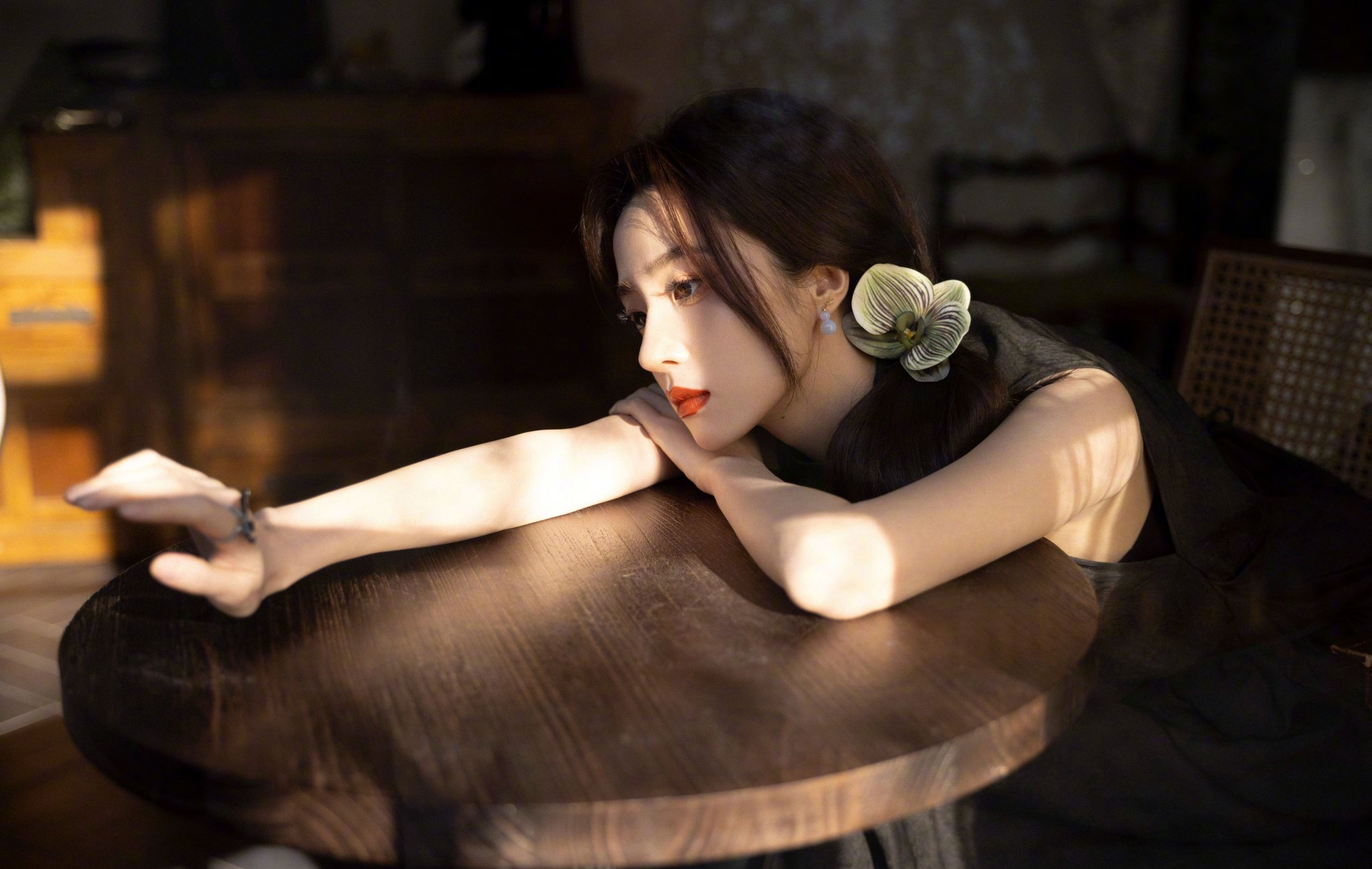 近日，胡冰卿以一抹中式红唇的绝美妆容惊艳亮相