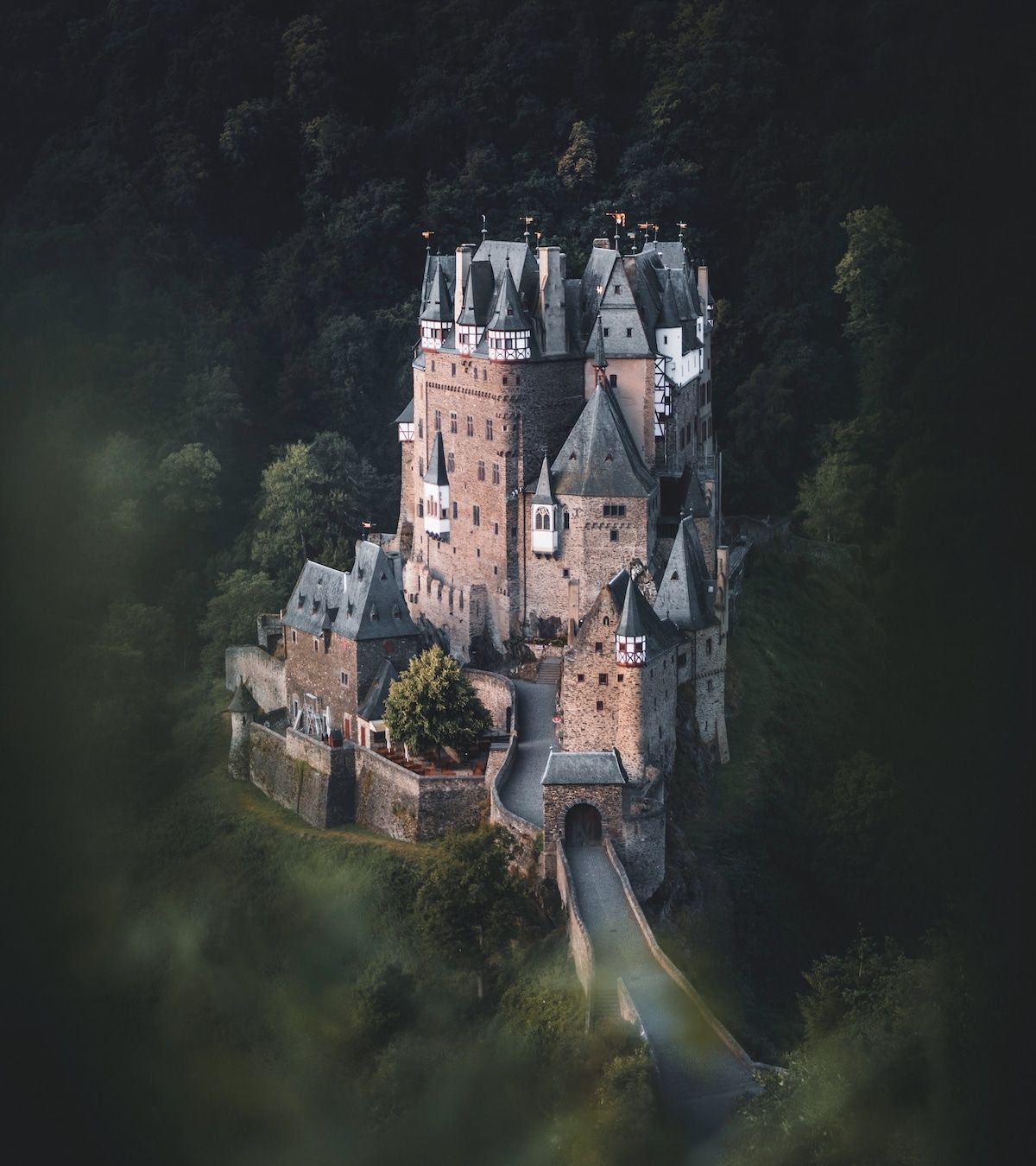 " by @moodfella另一座城堡,同样来自德国的埃尔茨城堡.
