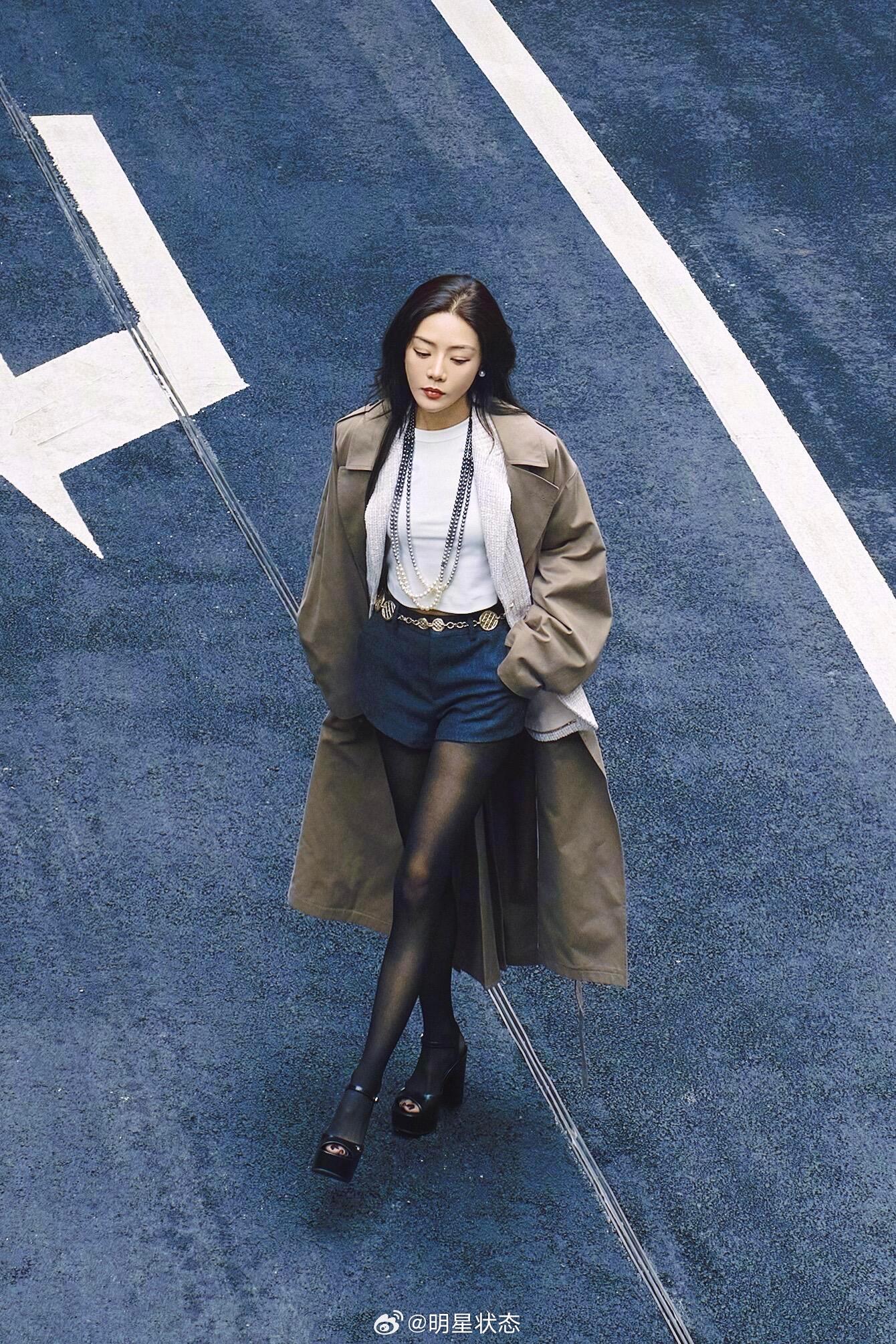 邓家佳黑丝漏脚趾凉鞋穿搭